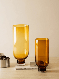 Schlichte moderne hohe Glasvase in warmem Dunkelorange