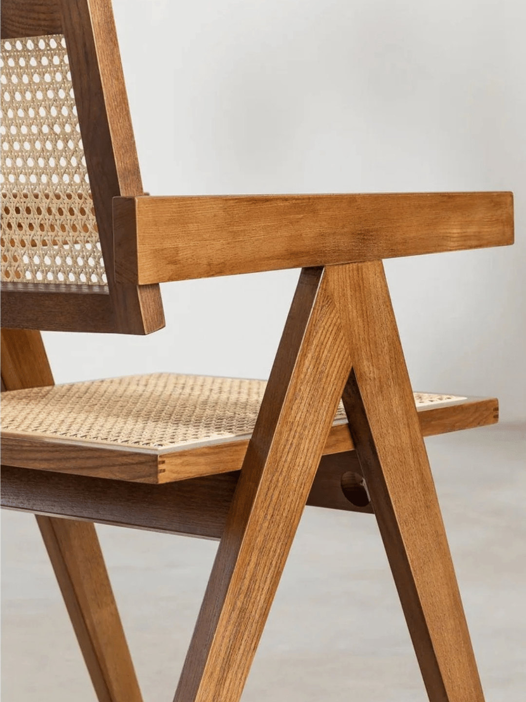 1) Stuhl Pierre Jeanneret Holz Rattan Kirsche  2) Stuhl Pierre Jeanneret Holz Rattan Walnuss  3) Stuhl Pierre Jeanneret Holz Rattan Schwarz  4) Stuhl Pierre Jeanneret Holz Rattan Dunkles Walnussholz