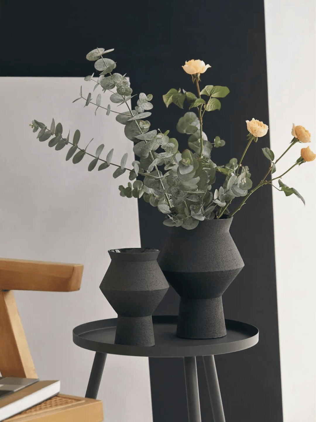 Gezackte eckige runde Vase aus Keramik schwarz matt