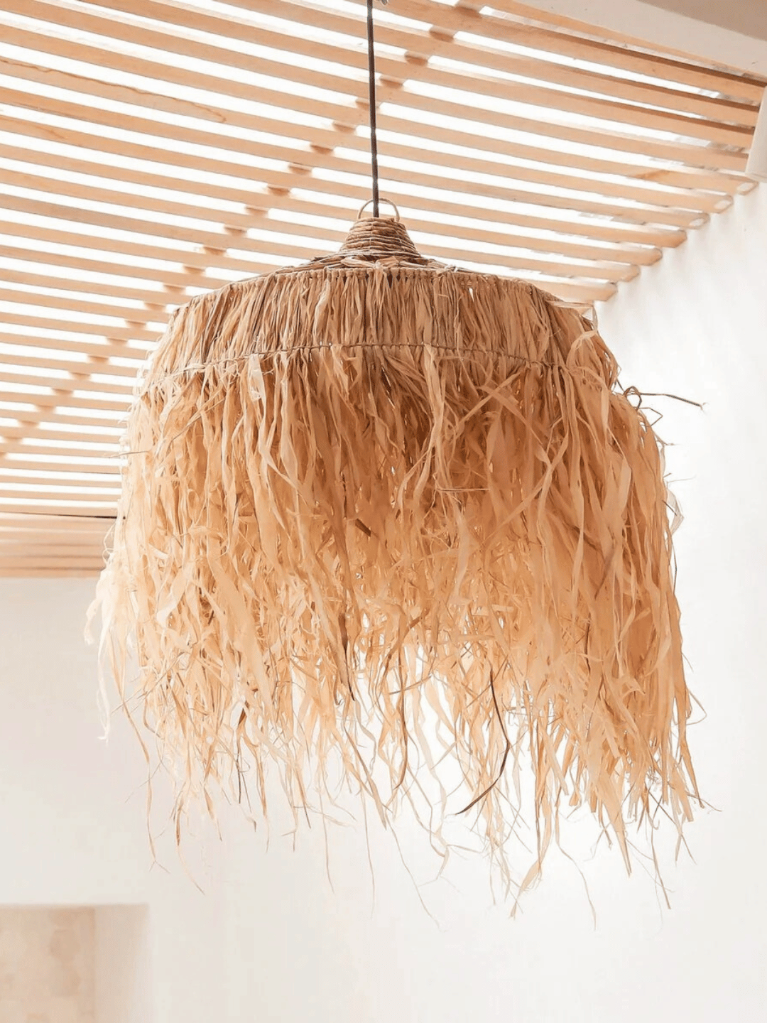 Bastlampe mit langen Fransen in Beige | Handgefertigter Lampenschirm aus nachhaltigem Bast